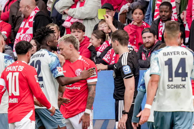 Deutschland: Fussball Saison 2026 2027 , 1. Bundesliga , 5. Spieltag , 1. FSV Mainz 05 vs. Bayer 04 Leverkusen - MEWA-Arena (Mainz) : Schiedsrichter zeigt Phillip Tietz (1. FSV Mainz 05, 9) die gelbe Karte Mainz MEWA-Arena Deutschland Germany Copyright: xBennetxLongx