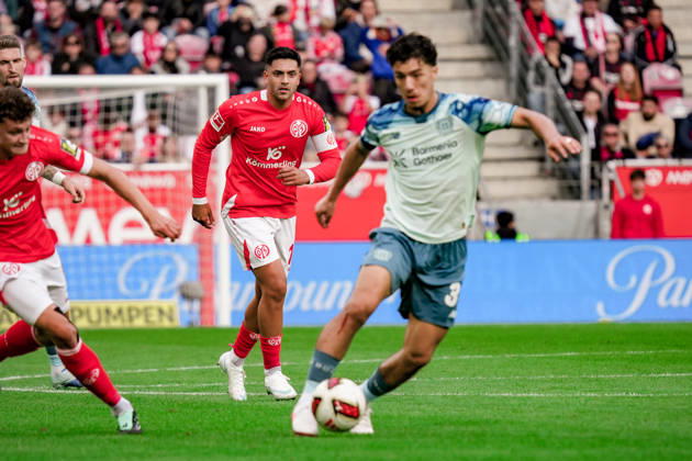 Deutschland: Fussball Saison 2026 2027 , 1. Bundesliga , 5. Spieltag , 1. FSV Mainz 05 vs. Bayer 04 Leverkusen - MEWA-Arena (Mainz) : Miguel GutiÃ rrez Miguel Gutierrez (Bayer 04 Leverkusen, 3) am Ball, im Ballbesitz, verfolgt von Nadiem Amiri (1. FSV Mainz 05, 10) Mainz MEWA-Arena Deutschland Germany Copyright: xBennetxLongx