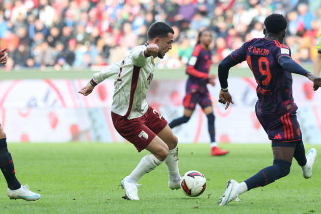 Arijon Ibrahimovic (FC Augsburg, 21) mit Alphonso Davies (FC Bayern Muenchen, 19), GER, FC Augsburg vs. FC Bayern Muenchen, Fussball, Bundesliga, 5. Spieltag, Saison 2026 2027, 10.10.2026, DFL DFB REGULATIONS PROHIBIT ANY USE OF PHOTOGRAPHS as IMAGE SEQUENCES and or QUASI-VIDEO, GER, FC Augsburg vs. FC Bayern Muenchen, Fussball, Bundesliga, 5. Spieltag, Saison 2026 2027, 10.10.2026 Augsburg Copyright: xEibner-Pressefoto JennixMaulx EP_JML