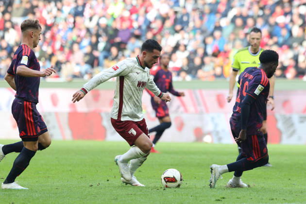 Arijon Ibrahimovic (FC Augsburg, 21) mit Alphonso Davies (FC Bayern Muenchen, 19), mit Joshua Kimmich (FC Bayern Muenchen, 06), GER, FC Augsburg vs. FC Bayern Muenchen, Fussball, Bundesliga, 5. Spieltag, Saison 2026 2027, 10.10.2026, DFL DFB REGULATIONS PROHIBIT ANY USE OF PHOTOGRAPHS as IMAGE SEQUENCES and or QUASI-VIDEO, GER, FC Augsburg vs. FC Bayern Muenchen, Fussball, Bundesliga, 5. Spieltag, Saison 2026 2027, 10.10.2026 Augsburg Copyright: xEibner-Pressefoto JennixMaulx EP_JML