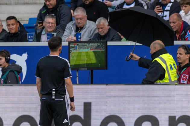 Schiedsrichter Harm Osmers schaut sich das ganze nochmals an und nimmt das Tor der TSG zurück. xettx, Deutschland, Sinsheim, 10.10.2026, Fussball, Bundesliga: TSG 1899 Hoffenheim vs Hamburger SV, Saison 2026 2027, 5. Spieltag, SNP Arena DFL DFB REGULATIONS PROHIBIT ANY USE OF PHOTOGRAPHS AS IMAGE SEQUENCES AND OR QUASI-VIDEO.