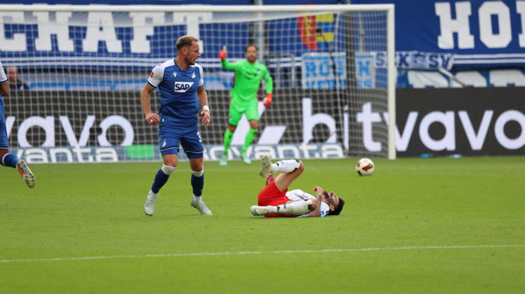 10.10.2026, xrekx, Fussball 1.Bundesliga, TSG 1899 Hoffenheim - Hamburger SV v.l. Fabio Vieira (Hamburger SV) verletzt, Verletzung, Schmerz, Schmerzen, injured, injury, pain, pains (DFL DFB REGULATIONS PROHIBIT ANY USE OF PHOTOGRAPHS as IMAGE SEQUENCES and or QUASI-VIDEO) Sinsheim
