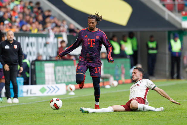 Michael Olise (17, FC Bayern München) und Arijon Ibrahimovic (21, FC Augsburg) beim Spiel zwischen FC Augsburg v FC Bayern München, Fussball, Herren, Bundesliga, 2026 2027, 5.Spieltag am 10.10.2026 in Augsburg, WWK ARENA. DFL and DFB regulations prohibit any use of photographs as image sequences and or quasi-video. Bayern Deutschland