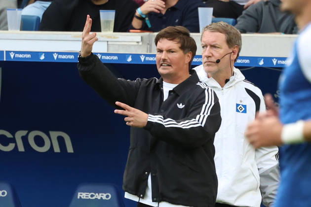 10.10.2026, xrekx, Fussball 1.Bundesliga, TSG 1899 Hoffenheim - Hamburger SV v.l. Merlin Polzin Trainer (Hamburger SV) gibt Anweisungen, gestikuliert, mit den Armen gestikulieren gives instructions, gesticulate (DFL DFB REGULATIONS PROHIBIT ANY USE OF PHOTOGRAPHS as IMAGE SEQUENCES and or QUASI-VIDEO) Sinsheim