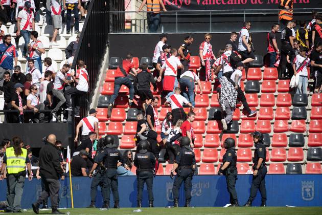 RECORD DATE NOT STATED ESP: LaLiga EA Sports Rayo Vallecano v Athletic Club The National Police clear Rayo Vallecano fans from the stadium following the suspension of the match during LaLiga EA Sports between Rayo Vallecano v Athletic Club played at Vallecas Stadium in Madrid on October 10, 2026 in Spain Spain Futbol Copyright: xAgenciaxLOFx
