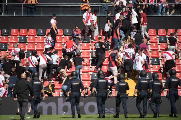 RECORD DATE NOT STATED ESP: LaLiga EA Sports Rayo Vallecano v Athletic Club The National Police clear Rayo Vallecano fans from the stadium following the suspension of the match during LaLiga EA Sports between Rayo Vallecano v Athletic Club played at Vallecas Stadium in Madrid on October 10, 2026 in Spain Spain Futbol Copyright: xAgenciaxLOFx