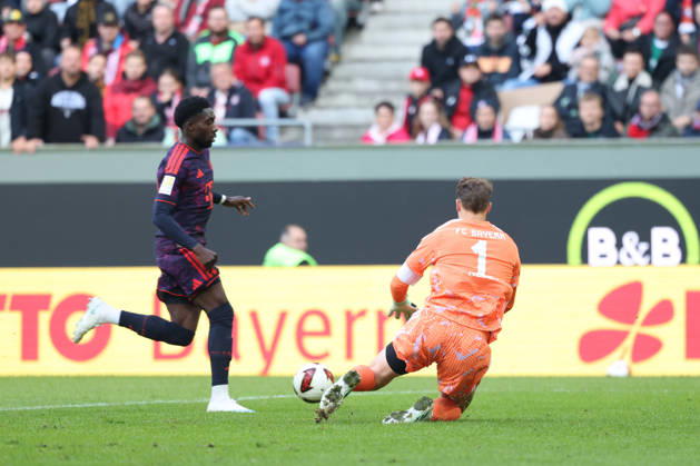 Manuel Neuer (FC Bayern Muenchen, 01) mit Alphonso Davies (FC Bayern Muenchen, 19), GER, FC Augsburg vs. FC Bayern Muenchen, Fussball, Bundesliga, 5. Spieltag, Saison 2026 2027, 10.10.2026, DFL DFB REGULATIONS PROHIBIT ANY USE OF PHOTOGRAPHS as IMAGE SEQUENCES and or QUASI-VIDEO, GER, FC Augsburg vs. FC Bayern Muenchen, Fussball, Bundesliga, 5. Spieltag, Saison 2026 2027, 10.10.2026 Augsburg Copyright: xEibner-Pressefoto JennixMaulx EP_JML