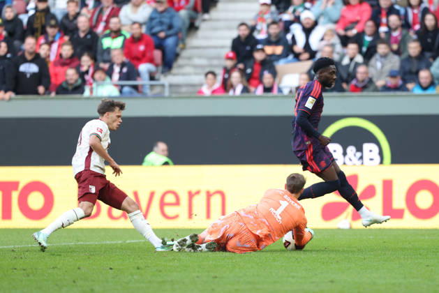Manuel Neuer (FC Bayern Muenchen, 01) mit Alphonso Davies (FC Bayern Muenchen, 19) und Robin Fellhauer (FC Augsburg, 19), GER, FC Augsburg vs. FC Bayern Muenchen, Fussball, Bundesliga, 5. Spieltag, Saison 2026 2027, 10.10.2026, DFL DFB REGULATIONS PROHIBIT ANY USE OF PHOTOGRAPHS as IMAGE SEQUENCES and or QUASI-VIDEO, GER, FC Augsburg vs. FC Bayern Muenchen, Fussball, Bundesliga, 5. Spieltag, Saison 2026 2027, 10.10.2026 Augsburg Copyright: xEibner-Pressefoto JennixMaulx EP_JML