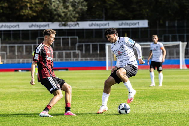 SSV Ulm 1846 Fußball vs. Eintracht Frankfurt II, Fussball, Regionalliga Südwest, 11. Spieltag, Donaustadion Ulm 10.10.26 v.l. Jonas Bauer (Eintracht Frankfurt II, 10), Alexandre Azevedo (SSV Ulm 1846 Fußball, 03) SSV Ulm 1846 Fußball vs. Eintracht Frankfurt II, Fussball, Regionalliga Südwest, 11. Spieltag, Donaustadion Ulm 10.10.26 Foto: Lucca Fundel Ulm Donaustadion Baden-Württemberg Deutschland
