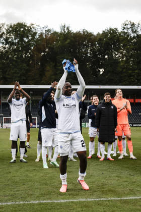 10.10.2026, xhettx, Fussball 3.Liga, SG Sonnenhof Grossaspach - SV Waldhof Mannheim v.l. Jubel nach dem Spiel mit den Fans, Nolan Muteba (SV Waldhof Mannheim, 29) im Fokus der Feier