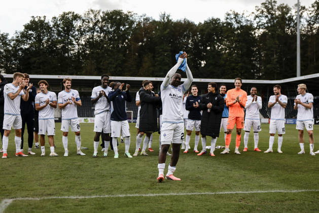 10.10.2026, xhettx, Fussball 3.Liga, SG Sonnenhof Grossaspach - SV Waldhof Mannheim v.l. Jubel nach dem Spiel mit den Fans, Nolan Muteba (SV Waldhof Mannheim, 29) im Fokus der Feier