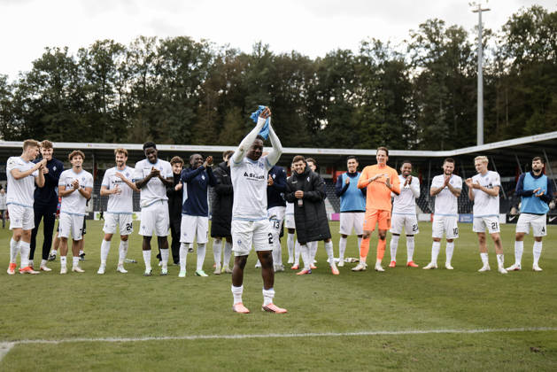 10.10.2026, xhettx, Fussball 3.Liga, SG Sonnenhof Grossaspach - SV Waldhof Mannheim v.l. Jubel nach dem Spiel mit den Fans, Nolan Muteba (SV Waldhof Mannheim, 29) im Fokus der Feier