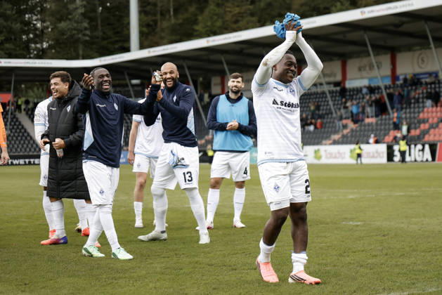 10.10.2026, xhettx, Fussball 3.Liga, SG Sonnenhof Grossaspach - SV Waldhof Mannheim v.l. Jubel nach dem Spiel mit den Fans, Nolan Muteba (SV Waldhof Mannheim, 29) im Fokus der Feier