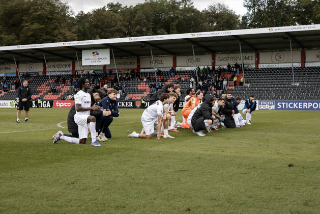 10.10.2026, xhettx, Fussball 3.Liga, SG Sonnenhof Grossaspach - SV Waldhof Mannheim v.l. Jubel nach dem Spiel mit den Fans,