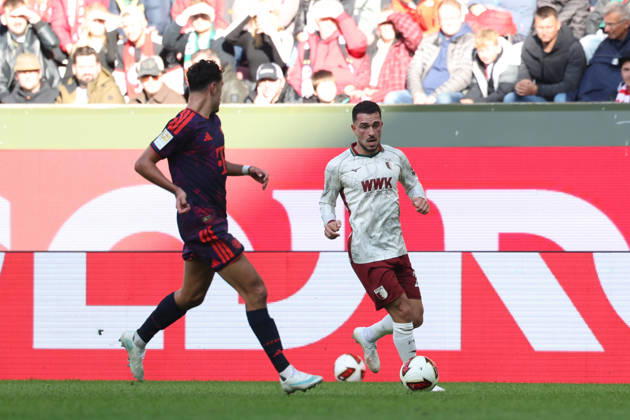 Arijon Ibrahimovic (FC Augsburg, 21) mit Aleksandar Pavlovic (FC Bayern Muenchen, 45), GER, FC Augsburg vs. FC Bayern Muenchen, Fussball, Bundesliga, 5. Spieltag, Saison 2026 2027, 10.10.2026, DFL DFB REGULATIONS PROHIBIT ANY USE OF PHOTOGRAPHS as IMAGE SEQUENCES and or QUASI-VIDEO, GER, FC Augsburg vs. FC Bayern Muenchen, Fussball, Bundesliga, 5. Spieltag, Saison 2026 2027, 10.10.2026 Augsburg Copyright: xEibner-Pressefoto JennixMaulx EP_JML