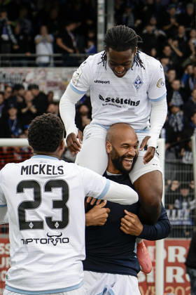 10.10.2026, xhettx, Fussball 3.Liga, SG Sonnenhof Grossaspach - SV Waldhof Mannheim v.l. Jubel nach dem Spiel mit den Fans, Nolan Muteba (SV Waldhof Mannheim, 29) im Fokus der Feier