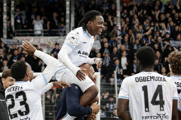 10.10.2026, xhettx, Fussball 3.Liga, SG Sonnenhof Grossaspach - SV Waldhof Mannheim v.l. Jubel nach dem Spiel mit den Fans, Nolan Muteba (SV Waldhof Mannheim, 29) im Fokus der Feier