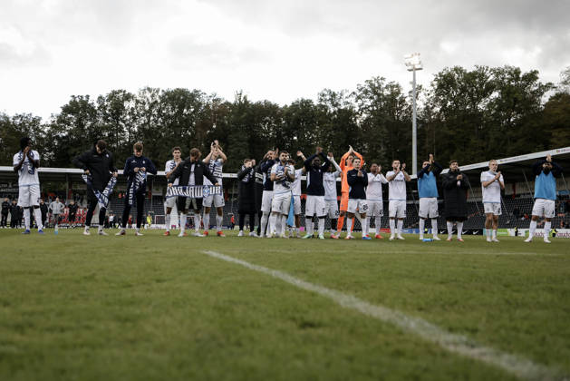 10.10.2026, xhettx, Fussball 3.Liga, SG Sonnenhof Grossaspach - SV Waldhof Mannheim v.l. Jubel nach dem Spiel mit den Fans