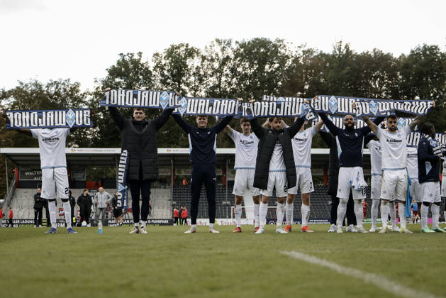 10.10.2026, xhettx, Fussball 3.Liga, SG Sonnenhof Grossaspach - SV Waldhof Mannheim v.l. Jubel nach dem Spiel mit den Fans