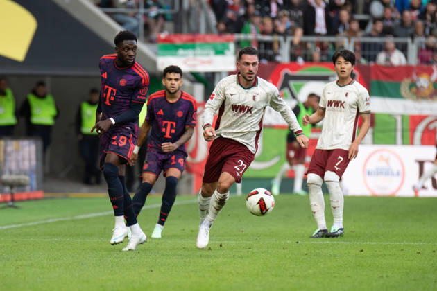 Arijon Ibrahimovic (21 Augsburg) in Aktion beim Bundesligaspiel FC Augsburg - FC Bayern München am 10.10.2026.
