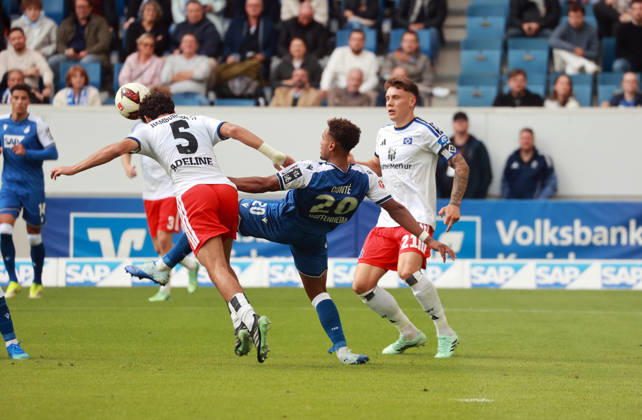 10.10.26 TSG 1899 Hoffenheim - Hamburger SV Deutschland, Sinsheim, 10.10.2026, Fussball, Bundesliga, Saison 2026 2027, TSG 1899 Hoffenheim - Hamburger SV: v.l. Martin Adeline (Hamburger SV), Bambase Conte (TSG 1899 Hoffenheim).