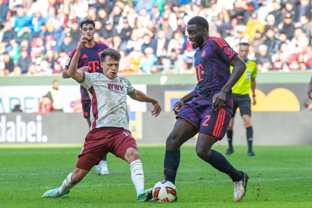 Robin Fellhauer (19 Augsburg) und Dayot Upamecano (2 Bayern) in Aktion beim Bundesligaspiel FC Augsburg - FC Bayern München am 10.10.2026.