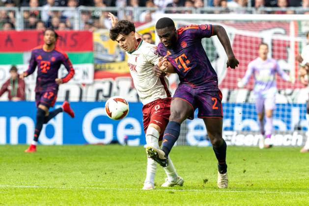 Rodrigo Ribeiro (FC Augsburg) und Dayot Upamecano (FC Bayern Muenchen) v-l im Zweikampf, FC Augsburg vs. FC Bayer Muenchen, Fussball-Bundesliga, Fussball, 1. Bundesliga, 5. Spieltag, 10.10..2026 DFL regulations prohibit any use of photographs as image sequences and or quasi-video