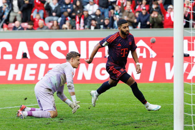 Ismael Saibari (34, FC Bayern München) und Finn Dahmen (1, FC Augsburg) Tor zum 1 : 1 beim Spiel zwischen FC Augsburg v FC Bayern München, Fussball, Herren, Bundesliga, 2026 2027, 5.Spieltag am 10.10.2026 in Augsburg, WWK ARENA. DFL and DFB regulations prohibit any use of photographs as image sequences and or quasi-video. Bayern Deutschland