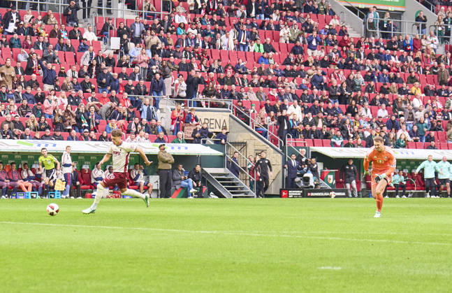 Robin Fellhauer of Augsburg scoring the 1-0 goal after 8,4 seconds and after a big mistake of Manuel Neuer, goalkeeper of FC Bayern München , Head coach Vincent Kompany of Bayern München disappointed in the background during the match FC AUGSBURG - FC BAYERN MÜNCHEN on October 10, 2026 at WWK Arena Augsburg, Germany. Season 2026 2027, 1.Bundesliga, FCB,