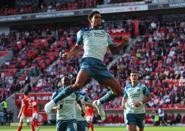 10.10.2026, Fussball Bundesliga, 1. FSV Mainz 05 - Bayer 04 Leverkusen, v.l., Torjubel zum 2:3 durch Jarell Quansah (Bayer 04 Leverkusen), Goal celebration, celebrate the goal DFL DFB REGULATIONS PROHIBIT ANY USE OF PHOTOGRAPHS AS IMAGE SEQUENCES AND OR QUASI-VIDEO. xdcx Copyright: HMBxMedia Claus