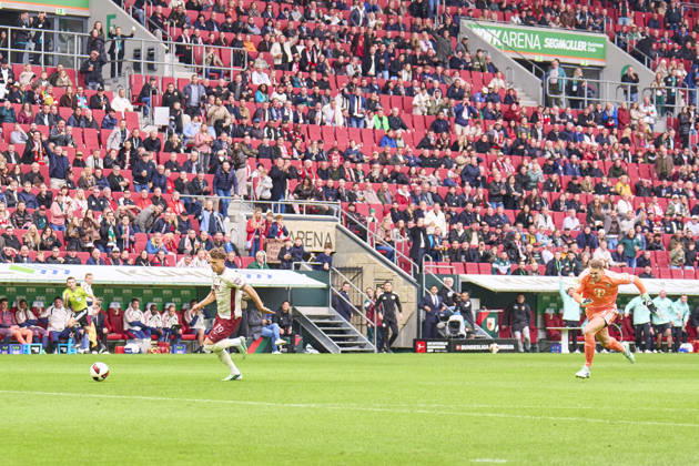 Robin Fellhauer of Augsburg scoring the 1-0 goal after 8,4 seconds and after a big mistake of Manuel Neuer, goalkeeper of FC Bayern München , Head coach Vincent Kompany of Bayern München disappointed in the background during the match FC AUGSBURG - FC BAYERN MÜNCHEN on October 10, 2026 at WWK Arena Augsburg, Germany. Season 2026 2027, 1.Bundesliga, FCB,