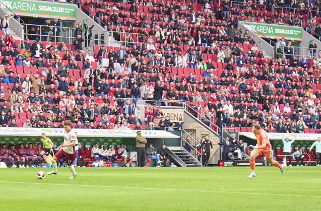 Robin Fellhauer of Augsburg scoring the 1-0 goal after 8,4 seconds and after a big mistake of Manuel Neuer, goalkeeper of FC Bayern München , Head coach Vincent Kompany of Bayern München disappointed in the background during the match FC AUGSBURG - FC BAYERN MÜNCHEN on October 10, 2026 at WWK Arena Augsburg, Germany. Season 2026 2027, 1.Bundesliga, FCB,