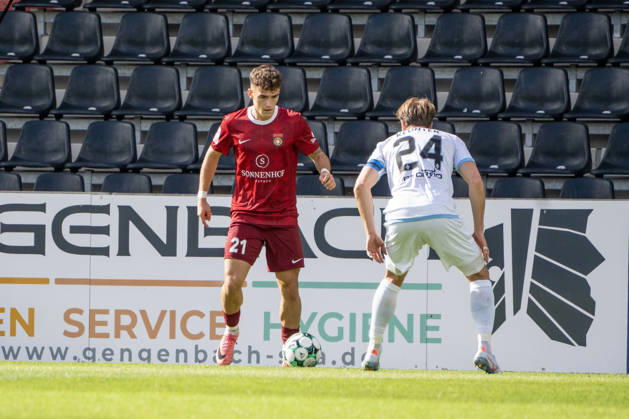 10.10.2026, xerix, Fussball 3.Liga, SG Sonnenhof Grossaspach - SV Waldhof Mannheim v.l. Zweikampf zwischen Luca Damiano Molinari (SG Sonnenhof Großaspach) und Lukas Klünter (SV Waldhof Mannheim) Aspach