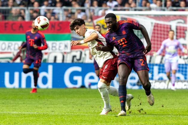 Rodrigo Ribeiro (FC Augsburg) und Dayot Upamecano (FC Bayern Muenchen) v-l im Zweikampf, FC Augsburg vs. FC Bayer Muenchen, Fussball-Bundesliga, Fussball, 1. Bundesliga, 5. Spieltag, 10.10..2026 DFL regulations prohibit any use of photographs as image sequences and or quasi-video