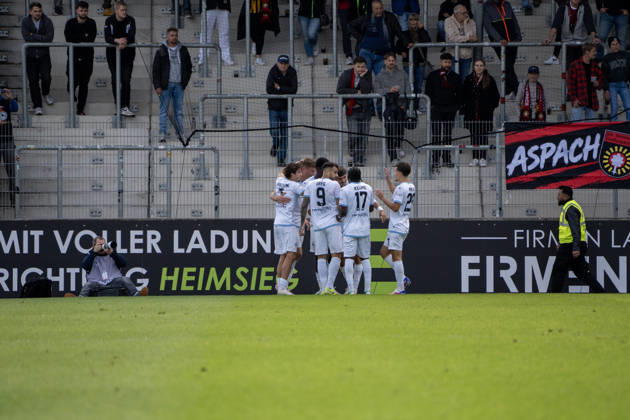 10.10.2026, xerix, Fussball 3.Liga, SG Sonnenhof Grossaspach - SV Waldhof Mannheim v.l. Das Team des SV Waldhof Mannheim jubelt nach dem 1:2 Aspach