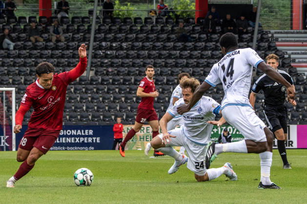 10.10.2026, xerix, Fussball 3.Liga, SG Sonnenhof Grossaspach - SV Waldhof Mannheim v.l. Spielszene mit Niklas Pöllex (SG Sonnenhof Großaspach) Lukas Klünter (SV Waldhof Mannheim) und Oluwaseun God Power Osaro Ogbemudia (SV Waldhof Mannheim) Aspach