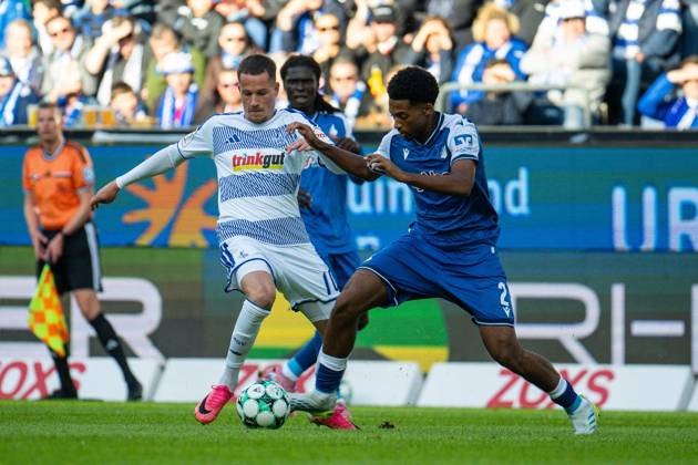 3.Liga MSV Duisburg - TSG Hoffenheim II ** NUR FÜR REDAKTIONELLE ZWECKE ** EDITORIAL USE ONLY **<p>Fußball 3.Liga MSV Duisburg - TSG Hoffenheim II am 10.10.26 in der Schauinsland-Reisen Arena in Duisburg Christian Viet ( Duisburg ),links Duisburg Copyright: JakobxKlos