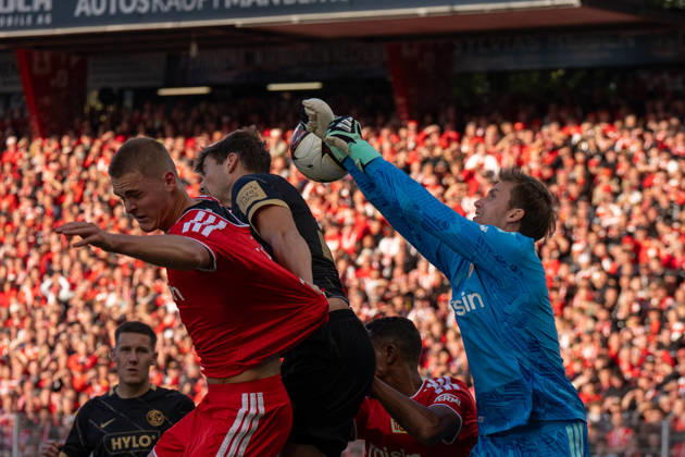 Deutschland: Fussball 1. Bundesliga, 5. Spieltag 2026 2027, 1.FC Union Berlin - SV Elversberg am 10.10.2026 in Berlin (Stadion An der Alten Försterei): Faustabwehr Frederik Rönnow (1. FC Union Berlin, 1) Copyright: xSvenxHeidmannx