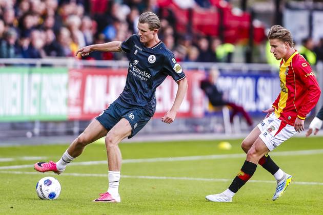 DEVENTER , 10-10-2026 , Stadium De Adelaarshorst , season 2026 2027 , Dutch Eredivisie football . match between Go Ahead Eagles and Sparta Rotterdam, Picture shows Sparta player Milan Zonneveld , Eagles player Giovanni van Zwam Go Ahead Eagles - Sparta  x208108496x Copyright: