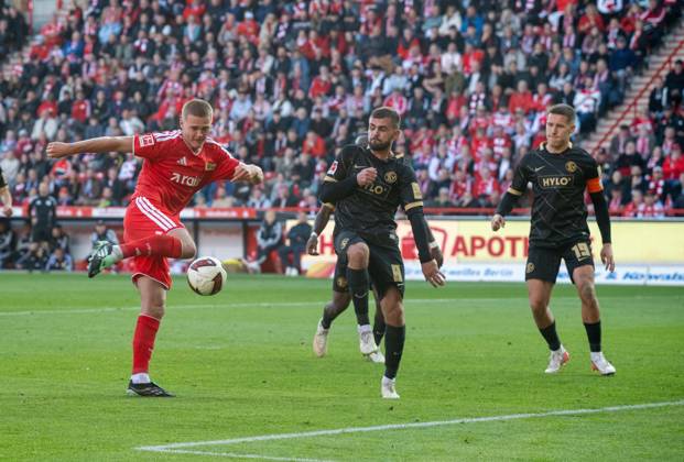 Fußball, Herren, Saison 2026 2027, 1. Bundesliga (5. Spieltag), 1. FC Union Berlin - SV 07 Elversberg, v. l. Chance Tom Rothe (1. FC Union Berlin), Lukasz Poreba (SV Elversberg), Lukas Pinckert (SV Elversberg), 10.10.2026, Copyright: xMatthiasxKochx