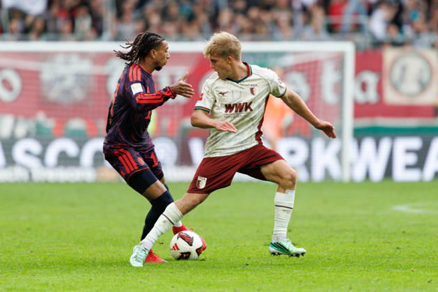 Michael Olise (17, FC Bayern München) und Hennes Behrens (16, FC Augsburg) beim Spiel zwischen FC Augsburg v FC Bayern München, Fussball, Herren, Bundesliga, 2026 2027, 5.Spieltag am 10.10.2026 in Augsburg, WWK ARENA. DFL and DFB regulations prohibit any use of photographs as image sequences and or quasi-video. Bayern Deutschland