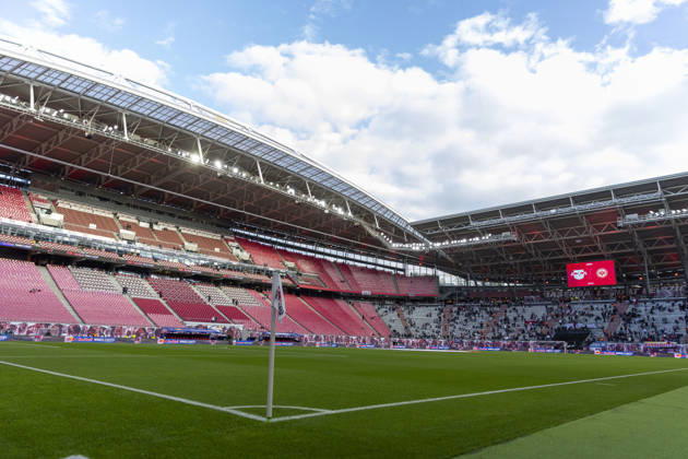 GER, Leipzig, Fussball, Bundesliga, 5. Spieltag, RB Leipzig vs. Eintracht Frankfurt im Bild v.l.: leere Red Bull Arena, bereit fuer das Topspiel , Fans kommen langsam in das Stadion 10.10.2026, Red-Bull Arena Leipzig DFL DFB REGULATIONS PROHIBIT ANY USE OF PHOTOGRAPHS AS IMAGE SEQUENCES AND OR QUASI-VIDEO, Leipzig Red-Bull Arena Sachsen Germany Copyright: xPaulxFritzx