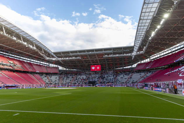 GER, Leipzig, Fussball, Bundesliga, 5. Spieltag, RB Leipzig vs. Eintracht Frankfurt im Bild v.l.: leere Red Bull Arena, bereit fuer das Topspiel , Fans kommen langsam in das Stadion 10.10.2026, Red-Bull Arena Leipzig DFL DFB REGULATIONS PROHIBIT ANY USE OF PHOTOGRAPHS AS IMAGE SEQUENCES AND OR QUASI-VIDEO, Leipzig Red-Bull Arena Sachsen Germany Copyright: xPaulxFritzx