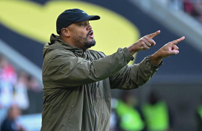 10.10.2026, xemx, Fussball 1.Bundesliga, FC Augsburg - Bayern München v.l. Cheftrainer Vincent Kompany (FC Bayern Muenchen) gibt Anweisungen, gestikuliert mit den Armen, gesticulate, gives instructions (DFL DFB REGULATIONS PROHIBIT ANY USE OF PHOTOGRAPHS as IMAGE SEQUENCES and or QUASI-VIDEO) Augsburg