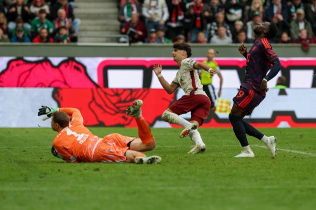Rodrigo Ribeiro 9 (FC Augsburg) trifft das Tor zum 2:1, Manuel Neuer 1 (FC Bayern Muenchen), Alphonso Davies 19 (FC Bayern Muenchen), FC Augsburg vs. FC Bayern Muenchen, Fussball, 1. Bundesliga, 5. Spieltag, 10.10.2026 DFB DFL regulations prohibit any use of photographs as image sequences and or quasi-video Augsburg Bayern Deutschland