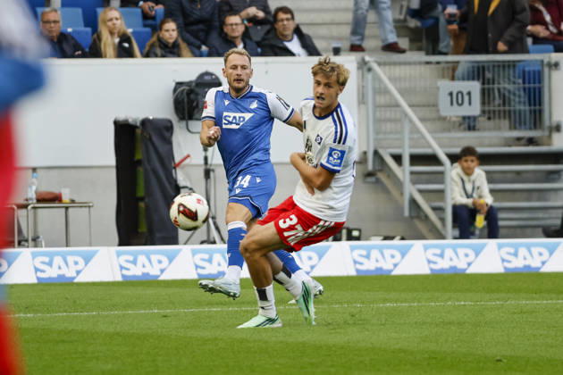 Vladimir Coufal (TSG Hoffenheim, 34) und Louis Lemke (Hamburger SV, 37) im Kampf um den Ball , Deutschland, Fussball, 1. Bundesliga, 5.Spieltag, 2026 2027, TSG Hoffenheim vs. Hamburger SV, 10.10.2026, Sinsheim SNP Arena Deutschland Copyright: xGrantxHubbsx