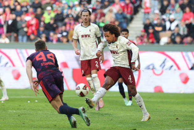 Han-Noah Massengo (FC Augsburg, 04) mit Josip Stanisic (FC Bayern Muenchen, 44), GER, FC Augsburg vs. FC Bayern Muenchen, Fussball, Bundesliga, 5. Spieltag, Saison 2026 2027, 10.10.2026, DFL DFB REGULATIONS PROHIBIT ANY USE OF PHOTOGRAPHS as IMAGE SEQUENCES and or QUASI-VIDEO, GER, FC Augsburg vs. FC Bayern Muenchen, Fussball, Bundesliga, 5. Spieltag, Saison 2026 2027, 10.10.2026 Augsburg Copyright: xEibner-Pressefoto JennixMaulx EP_JML
