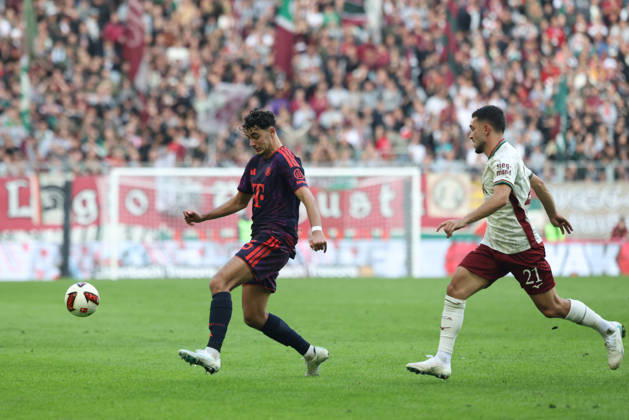 Aleksandar Pavlovic (FC Bayern Muenchen, 45) mit Arijon Ibrahimovic (FC Augsburg, 21), GER, FC Augsburg vs. FC Bayern Muenchen, Fussball, Bundesliga, 5. Spieltag, Saison 2026 2027, 10.10.2026, DFL DFB REGULATIONS PROHIBIT ANY USE OF PHOTOGRAPHS as IMAGE SEQUENCES and or QUASI-VIDEO, GER, FC Augsburg vs. FC Bayern Muenchen, Fussball, Bundesliga, 5. Spieltag, Saison 2026 2027, 10.10.2026 Augsburg Copyright: xEibner-Pressefoto JennixMaulx EP_JML