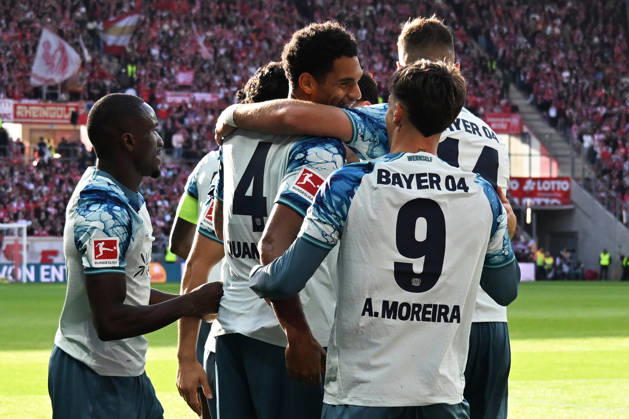 10.10.2026, xsltx, Fussball 1.Bundesliga, FSV Mainz 05 - Bayer 04 Leverkusen v.l. Torjubel nach dem Tor zum celebrating the goal celebrate 2:3 durch Jarell Quansah (Bayer 04 Leverkusen) (DFL DFB REGULATIONS PROHIBIT ANY USE OF PHOTOGRAPHS as IMAGE SEQUENCES and or QUASI-VIDEO) Mainz