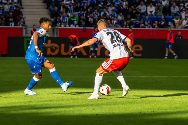 Bambase Conte (TSG 1899 Hoffenheim) und Miro Muheim (Hamburger SV). xettx, Deutschland, Sinsheim, 10.10.2026, Fussball, Bundesliga: TSG 1899 Hoffenheim vs Hamburger SV, Saison 2026 2027, 5. Spieltag, SNP Arena DFL DFB REGULATIONS PROHIBIT ANY USE OF PHOTOGRAPHS AS IMAGE SEQUENCES AND OR QUASI-VIDEO.